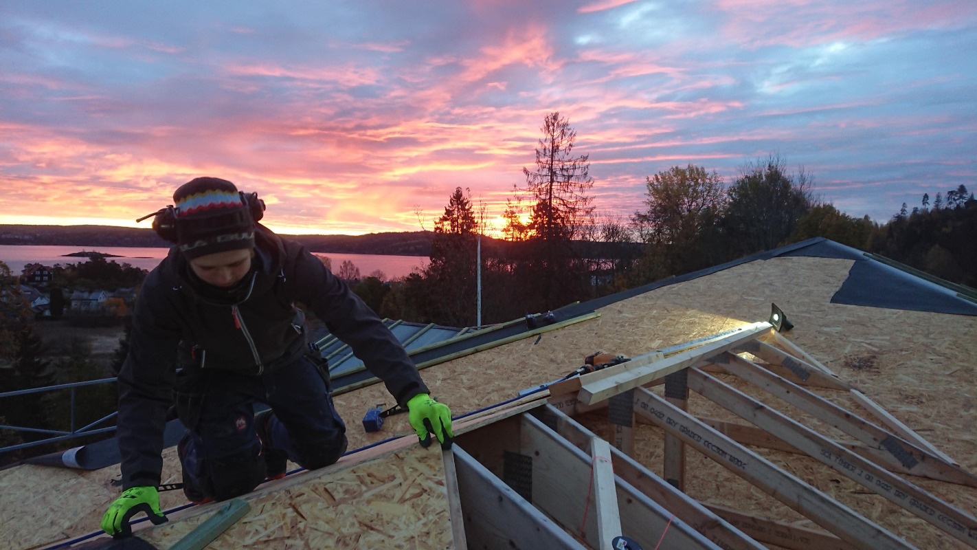 Tilbygg foran rosa himmel