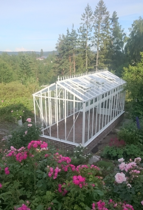 Ferdigbygd drivhus i gård